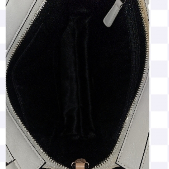 Coach handbag missing crossbody strap. Some peeling on handle. No wear on bottom - Picture 4 of 8